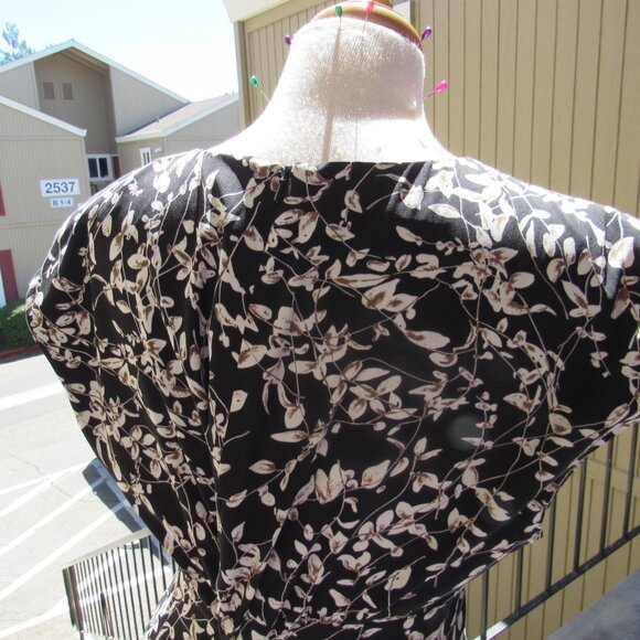 #377  NEW WOMEN'S LEAF PRINT DRESS BY JONES WEAR  (SIZE 16) - Picture 3 of 3